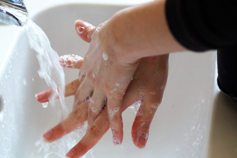 Et si vous vous laviez les mains avec votre savon liquide maison ?